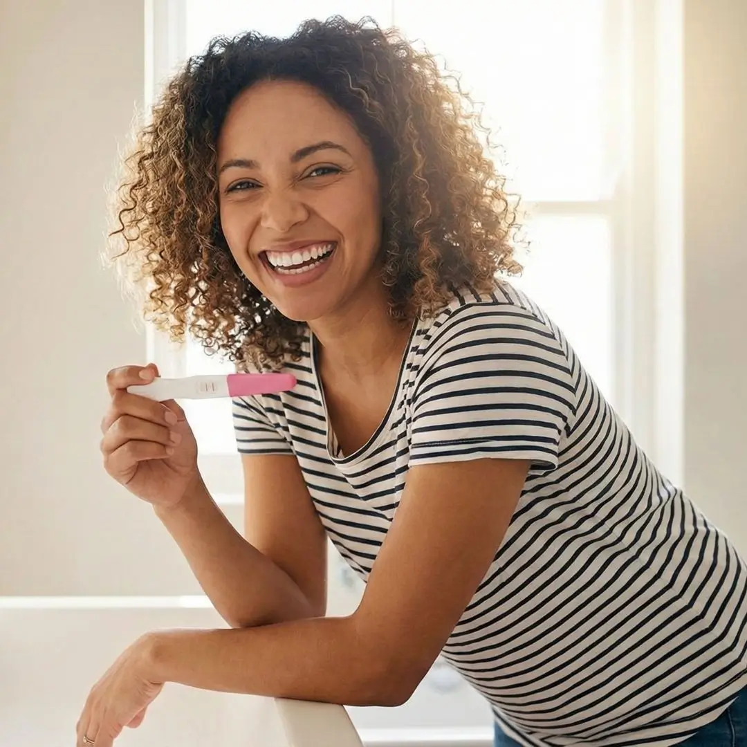 Donna felice con test di gravidanza positivo
